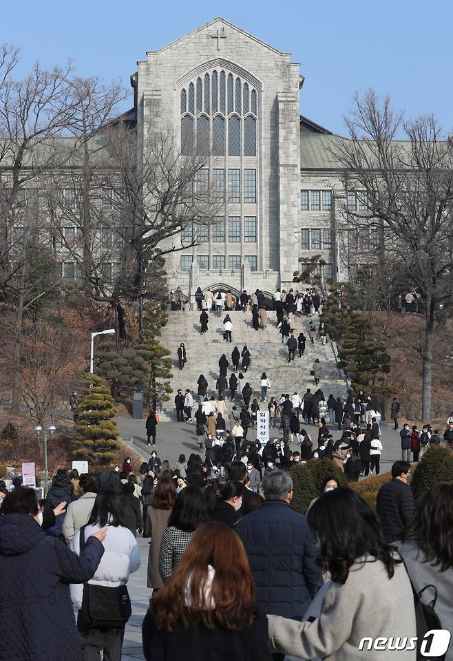 **기사와 직접적인 관련없음. 지난 2월 24일 오전 서울 서대문구 이화여자대학교에서 신입생들과 학부모들이 2023학년도 입학식에 참석하고 있다.  /사진=뉴스1