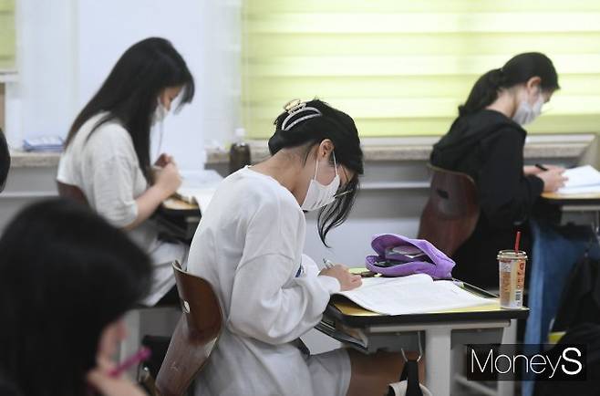 2024학년도 대학수학능력시험 6월 모의평가일인 1일 오전 서울 영등포구 여의도여자고등학교에서 고3 학생들이 시험 준비를 하고 있다./사진=장동규 기자