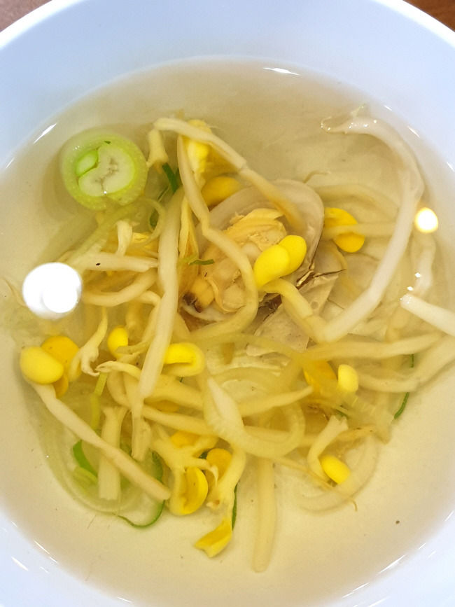 소금과 마늘 정도만 넣어 깔끔하고 시원한 맑은 콩나물국. 차갑게 해서 먹어도 맛있다.