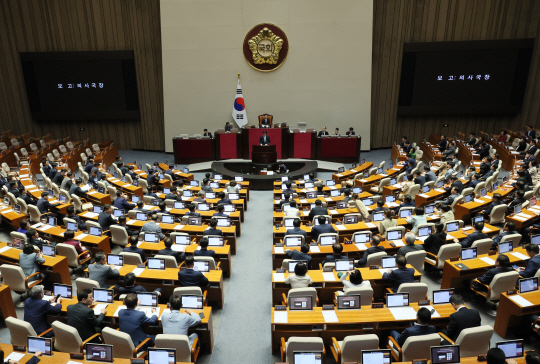 5월 30일 오후 국회 본회의에서 더불어민주당 ‘전당대회 돈봉투 의혹’ 사건으로 구속영장이 청구된 무소속 윤관석·이성만 의원에 대한 체포동의안이 보고되고 있다. 연합뉴스