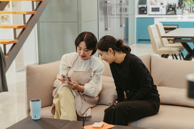 I wonder if Cha Jung Sook will find true happiness.JTBC Saturday Drama  ⁇  Dr. Cha Jeong-suk!  ⁇  leaves only two times to the end.The dynamic life suture of Uhm Jung-hwa in the play provoked the audiences enthusiastic response by snatching laughter and empathy every time. Someones wife, daughter-in-law, and mother, Cha Jung-sook.His story, which had to go through the crossroads of life and death, was like a comfort and cheer to all the worlds quiet people.The ratings were explosive. The 14th episode also continued its strong craze, maintaining the top spot in the same time slot with 18.2% nationwide and 17.9% in the metropolitan area (based on Nielsen Korea, paid households).After noticing her husbands The Secret Life of Pets, Cha Jung-sook, who could not easily decide on a divorce, finally chose to stand alone from the hell of the heart.Cha Jung-sook, who had been put on hold for a while to prepare for a divorce for Moms treatment, was also reactivated.Turning point, which left only two times to the end, raised the curiosity about the ending to the peak.In the meantime, the actors chemistry caught the eye by unveiling the Hot Summer Days moment, which was brilliant. The performances of the actors who renewed the legend every time and gave laughter and sympathy to the viewers were the driving force of the syndrome craze.Uhm Jung-hwa, Kim Byeong-choon, Myung Se-bin, Min Woo Hyuk, as well as Park Jun-geum, Kim Mi-kyung, Park Chul-min and Kim Byeong-choon,Song Ji-ho, Lee Seo-yeon, Jo Aram, Soarin and other new talents have added to the fun of the drama.Uhm Jung-hwa has drawn a wide range of emotional changes that Cha Jung-sook has experienced, and has led to the popularity of Drama.The best initiator that made Cha Jeong-sook more empathized was  ⁇ seo in-ho ⁇  completed by Kim Byeong-choon.The secret life of Pets between Cha Jung-sook and Choi Seung-hee (Myung Se-bin) is a seo in-ho.The true value of Kim Byeong-choon, who naturally digested the reversal of his relationship with Cha Jeong-suk, was brilliant.Myung Se-bin, who has been persuasive to Choi Seung-hees character, has been well received as an acting transformation that has never been seen before. ⁇  Roy Kim  ⁇  Hot Summer Days Min Woo Hyuk was responsible for the excitement and succeeded in capturing the room, and Kim Byeong-choon and the reverse comic Tikitaka added a smile.I can not help but notice the activity of Acting adherents who doubled the right tension and laughter here.Kim Mi-kyung of  ⁇   ⁇   ⁇   ⁇   ⁇   ⁇   ⁇ ......................................................Park Chul-min and Kim Byeong-choon, who boasted a tikitaka that was disassembled by Yoon Tae-sik, a laughing strong man in Kusan University Hospital, who does not have a good day, was greatly loved.In addition, the presence of new artists such as Song Ji-ho, Lee Seo-yeon, Jo-aram, and Soarin energized.The production crew said that it would be nice to look forward to Cha Jeong-sooks move to burn the hot will for the reboot of life until the end of the happy ending, I told them to watch what Choices they are going to. ⁇  Dr. Cha Jeong-suk! The 15th episode will be broadcasted at 10:30 pm on the 3rd.