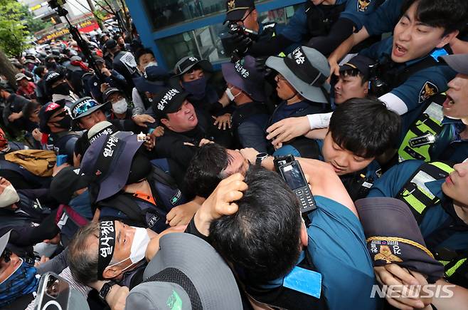 [서울=뉴시스] 김명년 기자 = 지난 31일 서울 중구 청계광장 인근에서 건설노조 조합원들이 분신 사망한 양희동 씨 분향소를 설치하는 도중 경찰과 충돌하고 있다. 2023.05.31. kmn@newsis.com