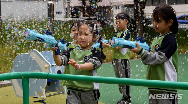 비누방울 놀이하는 어린이집 원아들. (사진=뉴시스DB) photo@newsis.com