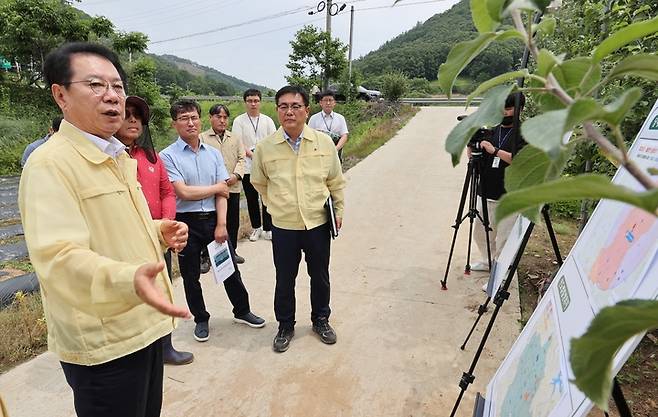 [괴산=뉴시스] 강신욱 기자 = 송인헌 충북 괴산군수가 과수화상병 발생 농가 현장을 방문하고 화상병 차단 특별 지시를 하고 있다. (사진=괴산군 제공) 2023.06.01. photo@newsis.com *재판매 및 DB 금지