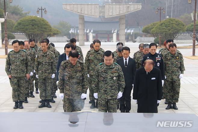 [광주=뉴시스] 이영주 기자 = 5·18민주화운동 부상자회와 공로자회, (사)대한민국 특전사 동지회 일부 회원이 19일 오전 광주 북구 운정동 국립5·18민주묘지를 찾아 참배하고 있다. (사진 = 국립5·18민주묘지 제공) 2023.02.19. photo@newsis.com