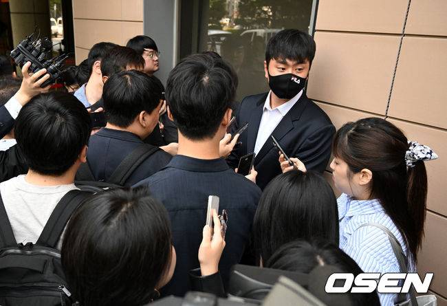 [OSEN=이대선 기자] 학창 시절 학교 폭력 혐의로 기소된 두산 베어스 이영하가 31일 오전 서울서부지방법원에서 선고 공판에 참석해 무죄를 선고 받았다.이영하가 취재진에 둘러싸여 인터뷰를 하고 있다. 2023.05.31 /sunday@osen.co.kr