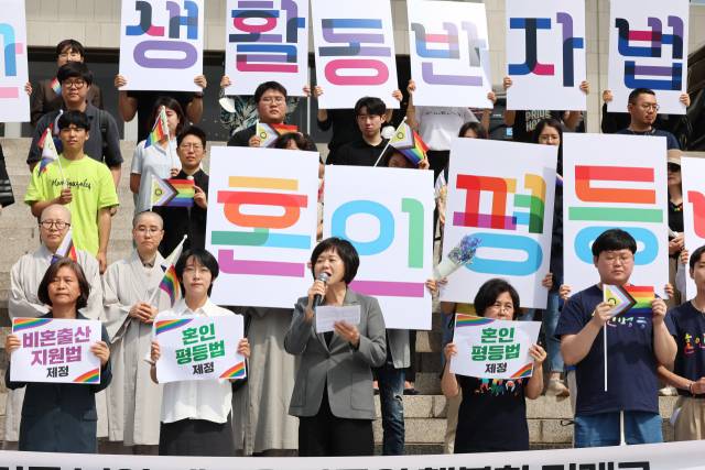 ▲정의당 이정미 대표가 31일 오전 국회 본청 앞에서 열린 가족구성권 3법(혼인평등법·비혼출산지원법·생활동반자법) 발의 기자회견에서 모두 발언을 하고 있다. ⓒ연합뉴스