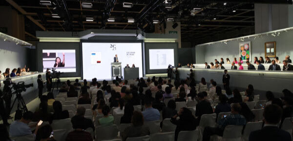 28일 홍콩 컨벤션 센터(HKCEC) 크리스티 홍콩 경매장에서 열린 '크리스티홍콩 봄 경매'에서 한국 작가 이우환의 '다이얼로그'가 거래되고 있다. 작품은 19억원에 팔렸다. 홍콩=이제원 선임기자