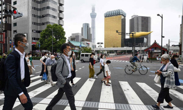 일본 도쿄의 아사쿠사 지역의 한 횡단보도에서 사람들이 길을 건너고 있다. AFP연합뉴스