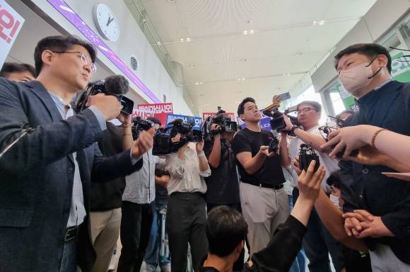 ‘한동훈 법무부 장관 개인정보 유출’ 대치하는 경찰과 MBC 조합원 - 한동훈 법무부 장관의 개인정보 유출 사건을 수사하는 경찰이 MBC 임 모 기자에 대한 압수수색을 나선 30일 서울 마포구 상암동 MBC 사옥에서 경찰과 MBC 조합원들이 대치하고 있다. 2023.05.30 뉴시스