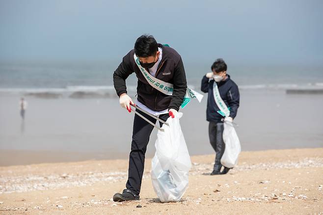 아일랜드 리솜은 환경의 날인 5일 꽃지해변에서 환경 정화활동인 ‘오션플로깅’ 행사를 개최한다. 사진은 지난해 오션플로깅 행사 모습.