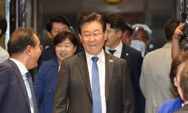 이재명 더불어민주당 대표가 지난달 30일 서울 여의도 국회에서 열린 의원총회에 참석하고 있다. 연합뉴스