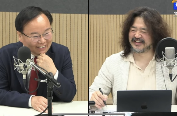 '극우' 설화로 국민의힘 중앙윤리위원회에서 '당원권 정지 1년' 징계를 받은 김재원 최고위원이 진보 인사인 방송인 김어준씨의 유튜브 '김어준의 겸손은힘들다 뉴스공장'에 1일 출연했다. ⓒ유튜브 캡처본