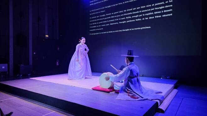 김정민 명창이 프랑스 파리에서 공연을 하고 있는 모습. 사진제공ㅣ김정민 명창