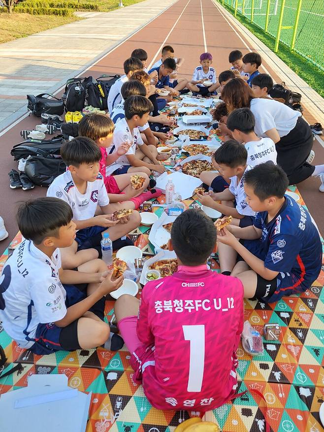 ▲ 최윤겸 충북청주FC 감독이 12세 이하(U-12) 팀 경기 현장에 방문해 꿈을 갖고 뛰는 어린 선수들을 격려했다. ⓒ충북청주FC