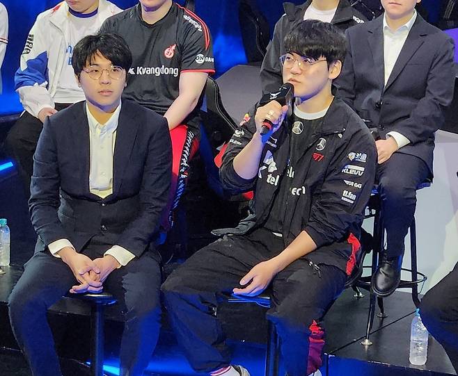 T1 배성웅 감독(왼쪽)과 '구마유시' 이민형     (서울=연합뉴스) 김주환 기자 = 리그 오브 레전드(LoL) 챔피언스 코리아(LCK) 서머 시즌에 참가하는 T1의 배성웅 감독과 '구마유시' 이민형이 1일 서울 종로구 LCK 아레나에서 열린 합동 간담회 자리에서 질문에 답하고 있다. 2023.6.1 jujuk@yna.co.kr