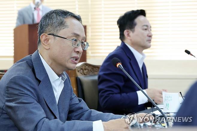 발언하는 최완주 전세사기피해지원위원장 (서울=연합뉴스) 김주성 기자 = 전세사기 피해 지원을 위한 특별법 시행 첫날인 1일 오후 서울 강남구 한국토지주택공사(LH) 서울지역본부에서 열린 전세사기피해지원위원회 출범식 및 1차 회의에서 최완주 위원장이 발언하고 있다. 2023.6.1 utzza@yna.co.kr