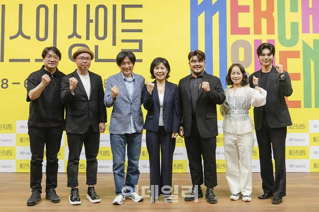 국립창극단 ‘베니스의 상인들’ 기자간담회가 18일 서울 중구 국립극장 하늘극장에서 열렸다. 왼쪽부터 원일 작곡가, 김은성 작가, 이성열 연출, 유은선 국립창극단 예술감독, 안토니오 역 유태평양, 포샤 역 민은경, 샤일록 역 김준수. (사진=국립극장)