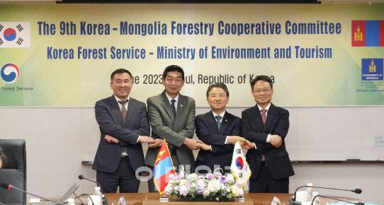 2일 서울 여의도 산림비전센터에서 열린 ‘제9차 한-몽골 산림협력위원회’가 끝난 뒤 양국 관계자들이 기념촬영을 하고 있다. 왼쪽부터 몽골 오윤사나 산림청장, 몽골 수석대표 바트후 대통령 녹색성장자문, 남성현 산림청장, 박은식 국제산림협력관. (사진=산림청 제공)