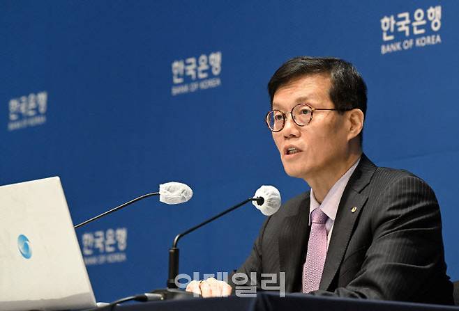 이창용 한국은행 총재가 25일 서울 중구 한국은행에서 열린 금융통화위원회를 마치고 기자회견을 하고 있다.(사진=연합뉴스)
