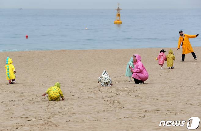 부산지역에 비가 내리는 1일 오전 부산 해운대해수장에서 알록달록 다양한 우의를 입은 어린이들이 즐거운 시간을 보내고 있다. 2023.6.1/뉴스1 ⓒ News1 윤일지 기자