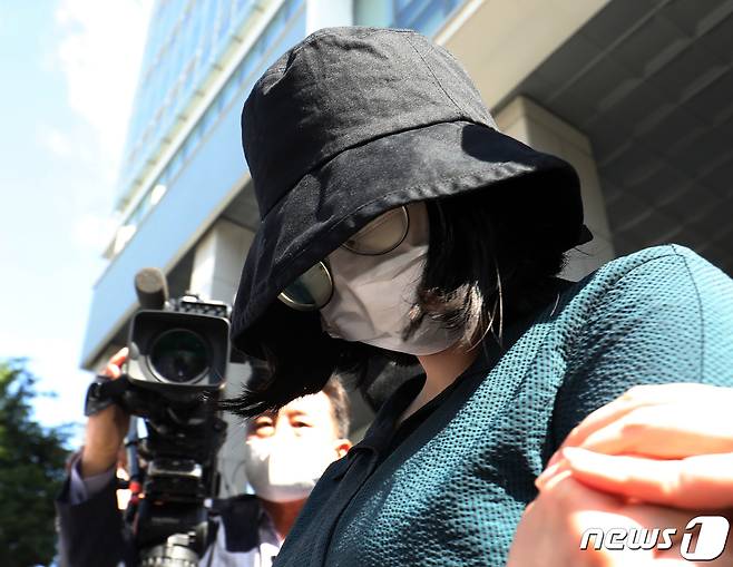 온라인 과외 앱을 통해 처음 만난 또래 여성을 살해한 뒤 시신을 훼손·유기한 혐의로 구속된 정유정(23)이 2일 오전 부산 동래경찰서에서 검찰로 송치되고 있다. 정유정은 지난달 26일 부산 금정구 소재 피해자의 집을 찾아가 중고로 산 교복을 입고 피해자에게 자신이 중학생이라고 거짓말하고 잠시 대화를 나누다 흉기로 살해했다. 2023.6.2/뉴스1 ⓒ News1 윤일지 기자