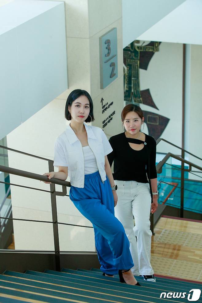 포즈를 취한 신진 작창가 박정수(왼쪽)와 장서윤 / 뉴스1 ⓒ News1 안은나 기자