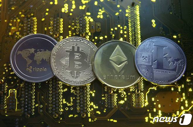 가상자산 리플(왼쪽부터), 비트코인, 이더리움, 라이트코인. ⓒ 로이터=뉴스1