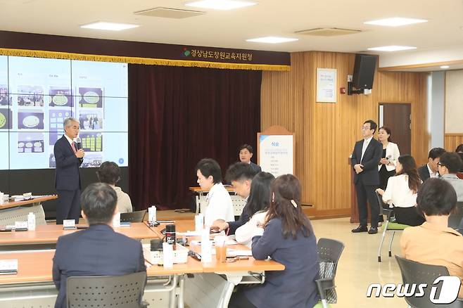 박종훈 경남교육감이 지난 5월 31일 창원교육지원청에서 진행한 교육업무협의회를 주관하고 있다.(경남교육청 제공)
