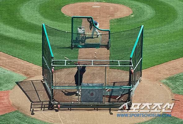 낮 2시 땡볕 속 특타를 시작한 한동희. 김영록 기자