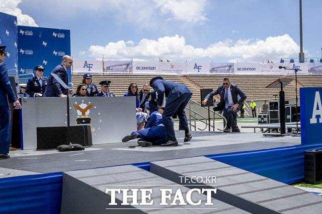 이날 바이든 대통령은 연설 후 생도들에게 졸업장을 수여하고 자리로 돌아가다 바닥에 있는 검은 모래주머니에 발이 걸려 넘어졌다. /콜로라도스프링스=AP.뉴시스