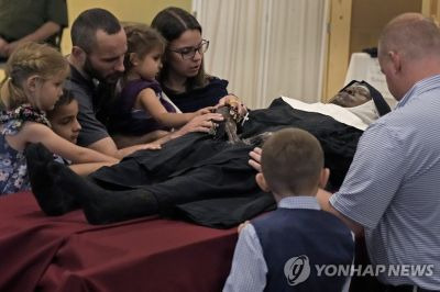 빌헬미나 랭커스터 수녀 앞에 무릎꿇은 신자들 [사진출처=AP 연합뉴스]