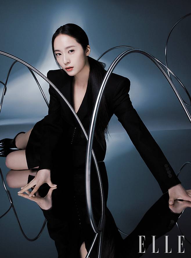 블랙 컷아웃 코르셋 재킷은 H&M x Mugler. 컷아웃 스커트는 Eudon Choi. 페이던트 롱부츠는 Ami.