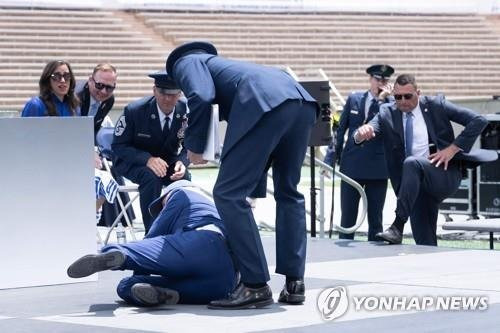 미국 공군사관학교 졸업식 행사장서 넘어진 조 바이든 대통령 / 연합뉴스