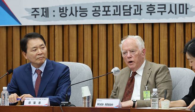 웨이드 앨리슨 옥스퍼드대 명예교수가 지난달 19일 서울 여의도 국회에서 열린 국민의힘 ‘우리바다 지키기 검증 티에프(TF) 초청간담회에서 ‘방사능 공포 괴담과 후쿠시마'를 주제로 강연하고 있다. 이날 간담회에서 앨리슨 교수는 “후쿠시마 오염수 10리터도 마실 수 있다”며 일본의 오염수 해양 방류계획을 옹호했다. 연합뉴스