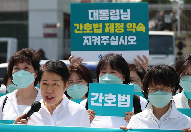 윤석열 대통령이 간호법 제정안에 재의요구권(거부권)을 행사한 지난달 16일 오전 서울 용산 대통령실 앞에서 대한간호협회 김영경 회장과 임원들이 기자회견을 열어 간호법 제정 약속을 폐기한 윤 대통령을 향해 “정치적 책임을 묻겠다”고 밝히고 있다. 김정효 기자