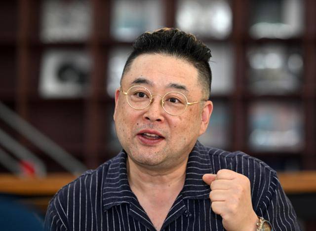 제작소화수분의 더블 프레스 기계가 가동을 시작하면, 국내 LP 공장은 두 곳으로 늘어나게 된다. 그는 그간엔 LP를 제작하려고 영국, 독일, 체코를 전전해야 했다. 인천=홍인기 기자