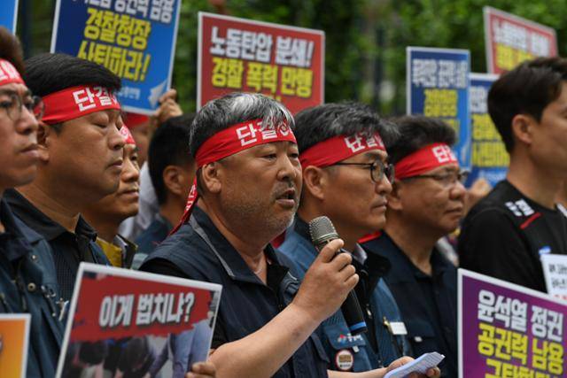 김동명 한국노총 위원장과 조합원들이 2일 서울 서대문구 경찰청 앞에서 간부 2명에 대한 경찰 진압을 규탄하는 기자회견을 개최, 참가자가 발언하고 있다. 경찰은 지난달 30일 전남 광양 광양제철소 앞 농성장에서 농성을 하던 김만재 한국노총 금속노련 위원장과 김준영 사무처장을 연행한 후 구속영장을 청구했다. 윤서영 인턴기자