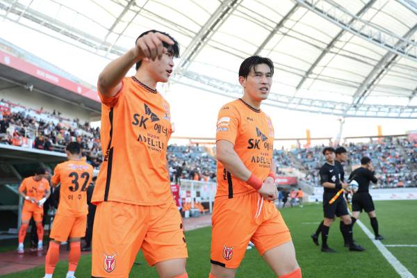 이창민은 자신을 대신할 후배들에게 응원의 메시지를 남기기도 했다. 사진은 지난달 6일 포항 스틸러스전 김봉수(왼쪽)과 이창민의 모습. 제주 제공