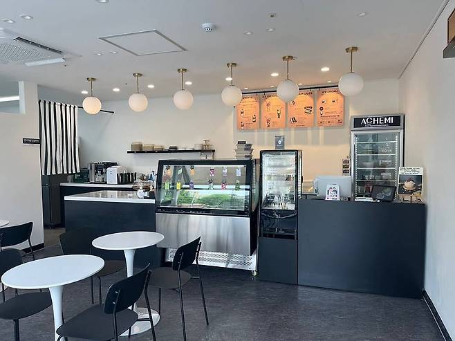 한성대입구역 인근으로 확장 이전한 아케미 매장 내부. 출처 = 아케미