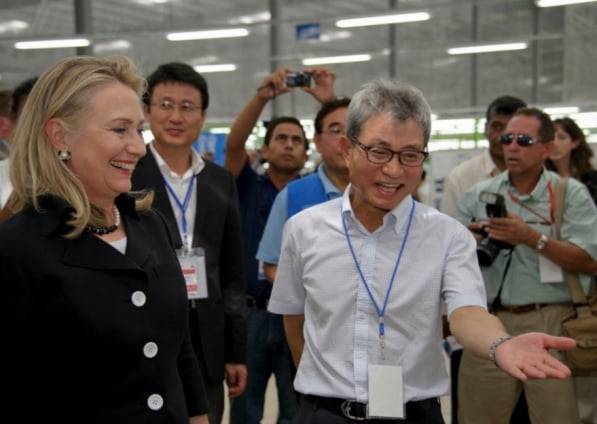 김웅기 글로벌세아 회장이 아이티공장 준공식에 참석한 힐러리 클린턴 전(前) 미 국무장관을 안내하고 있다. / 사진=글로벌세아