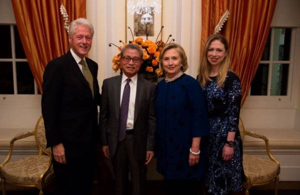 미국 워싱턴 DC에 위치한 클린턴 부부 자택에서 김웅기 회장이 사진촬영을 하고 있다 / 사진=글로벌세아