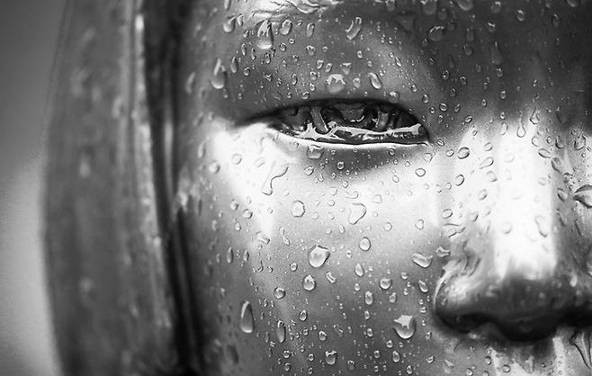 2021년 3월 서울 종로구 옛 일본대사관 건너편에 있는 소녀상 위로 비가 내리고 있다.  이준헌 기자