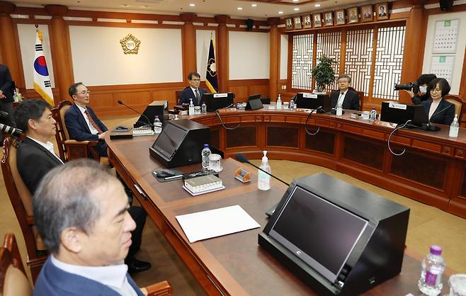 노태악 중앙선거관리위원장이 2일 오전 과천 중앙선거관리위원회에서 열린 회의에 참석, 착석해 있다. 연합뉴스