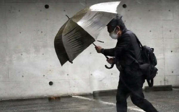 일본 도쿄의 한 시민이 비바람을 맞으며 걸어가고 있다, 연합뉴스