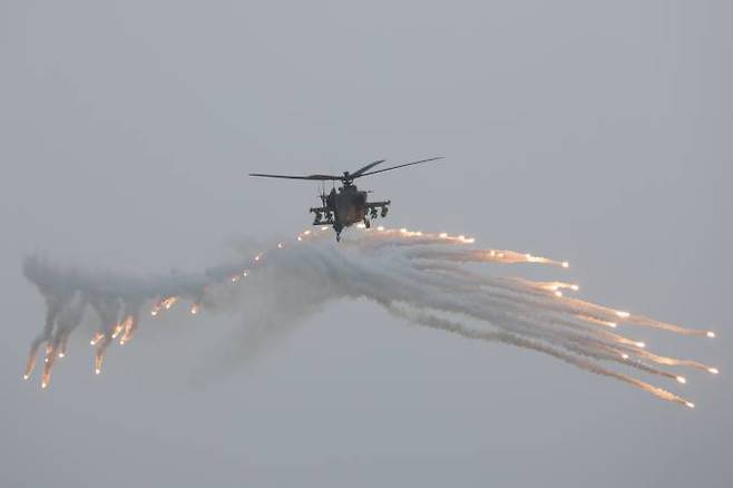 &nbsp;2일 경기도 양주시 광적면 가납리비행장에서 열린 2023 아미 타이거(Army TIGER)&nbsp;드론봇&nbsp;페스티벌 개막식 육군 축하비행에서 아파치 헬기가 열추적 교란탄 플레어를 쏘고 있다.
