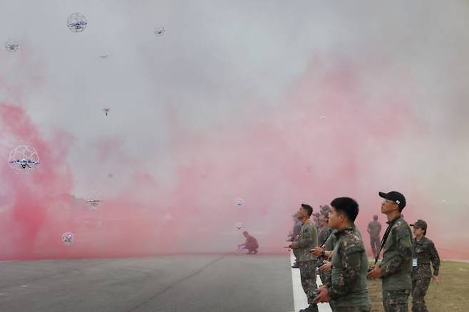 2일 경기도 양주시 광적면 가납리비행장에서 열린 2023 아미 타이거(Army TIGER) 드론봇 페스티벌 개막식에서 드론 900여 대가 동시 이륙하고 있다.