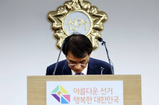 노태악 중앙선거관리위원장이 지난 31일 오후 과천 중앙선거관리위원회에서 고위직 간부들의 자녀 특혜 채용 의혹에 대한 특별감사 결과와 후속대책을 발표하기에 앞서 사과 인사를 하고 있다. 연합뉴스