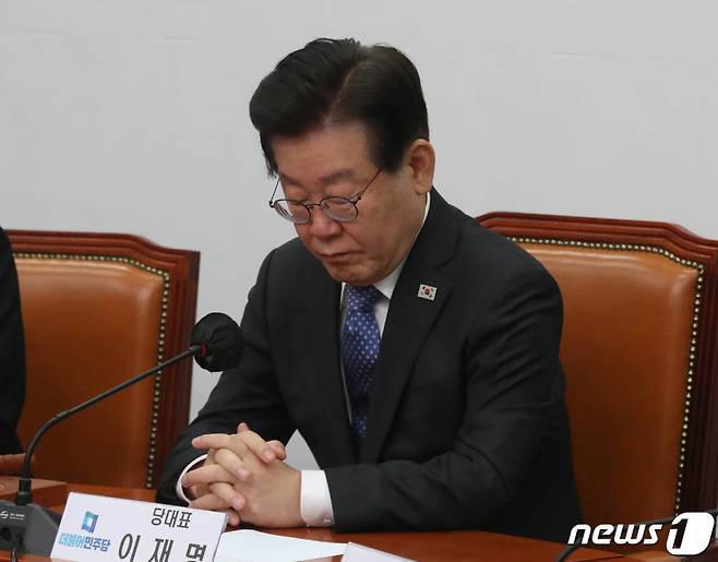 (서울=뉴스1) 송원영 기자 = 이재명 더불어민주당 대표가 2일 오전 서울 여의도 국회에서 열린 최고위원회의에 참석하고 있다. 2023.6.2/뉴스1  Copyright (C) 뉴스1. All rights reserved. 무단 전재 및 재배포 금지.