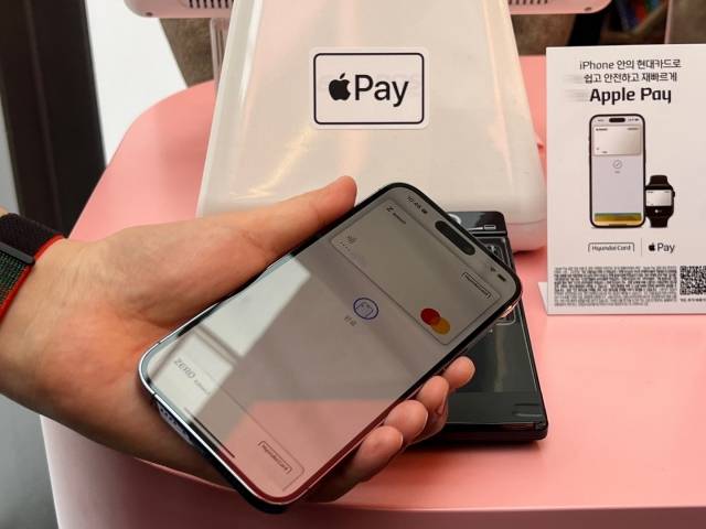 애플페이를 사용하고 있는 모습